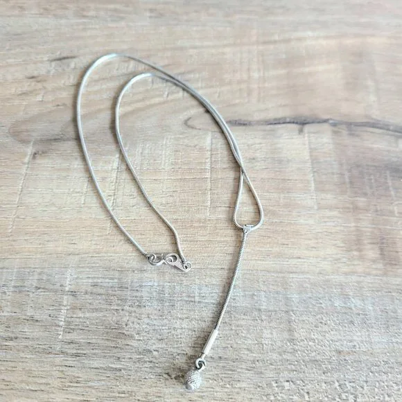 Very delicate and elegant sterling silver pendant with dangling ball. - Picture 3 of 4